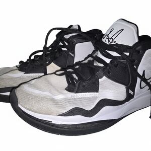 Nike Kyrie Infinity Basketball Court shoes men's size 7.5 black/white